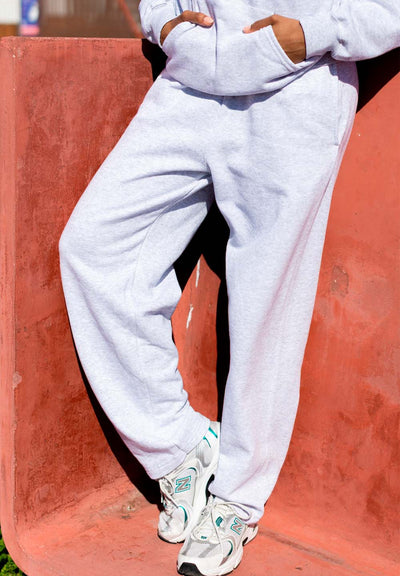 Sweatpants without elastic at the foot